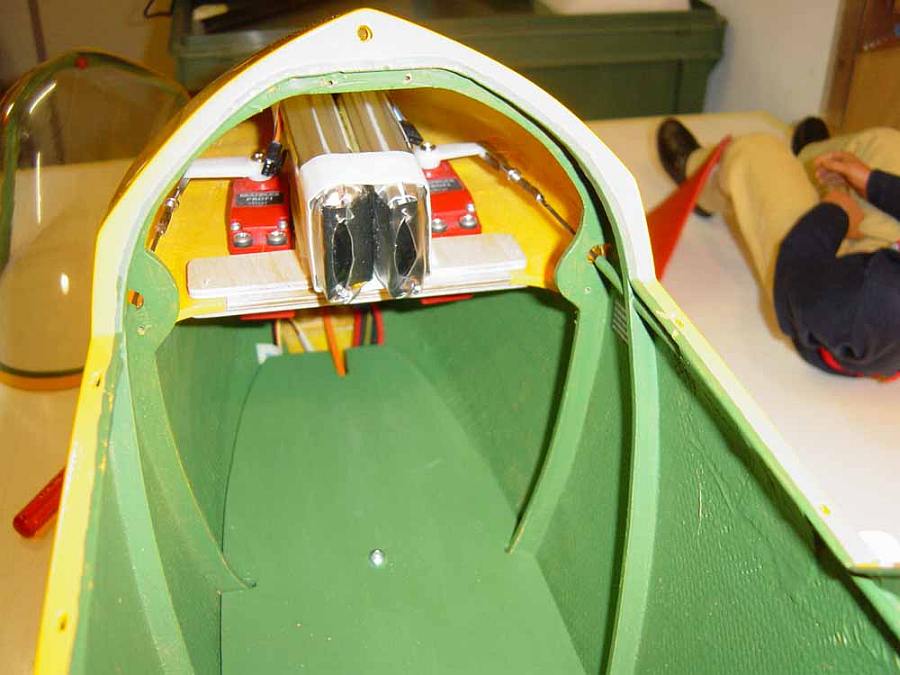 Moswey - Werkstattbild Cockpit Bugansicht und Batterielade