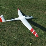 Ventus - Hochleistungs-Segelflugzeug in Scale-Bauweise auf Rasen Ansicht von rechts